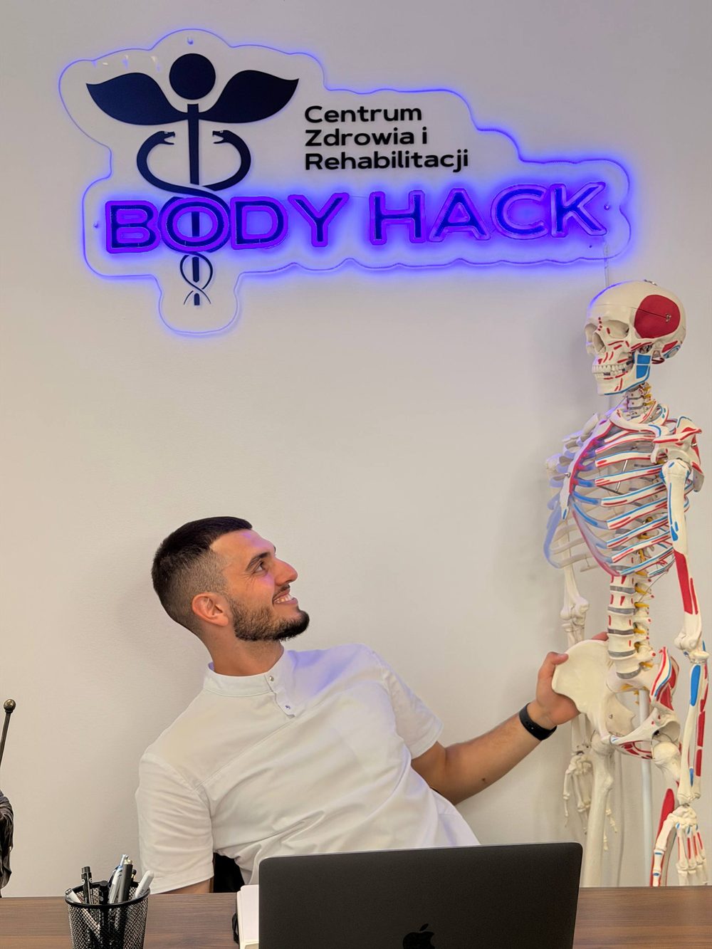 Artur z modelem anatomicznym szkieletu — diagnostyka funkcjonalna BODY HACK Warszawa